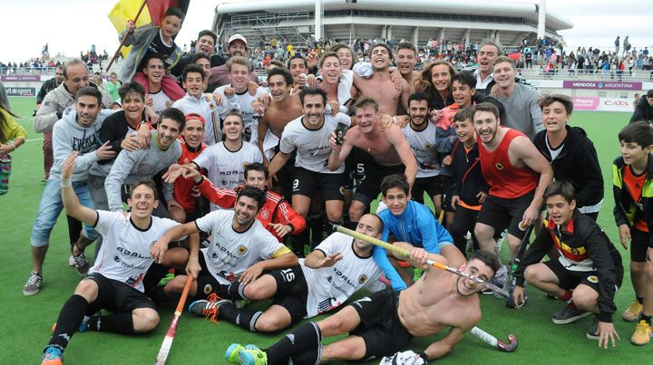 Dale campeón!!. El plantel de Alemán celebrando la obtención del torneo Clausura. (UNO - Luis Amieva). Dale campeón!!. El plantel de Alemán celebrando la obtención del torneo Clausura. (UNO - Luis Amieva).