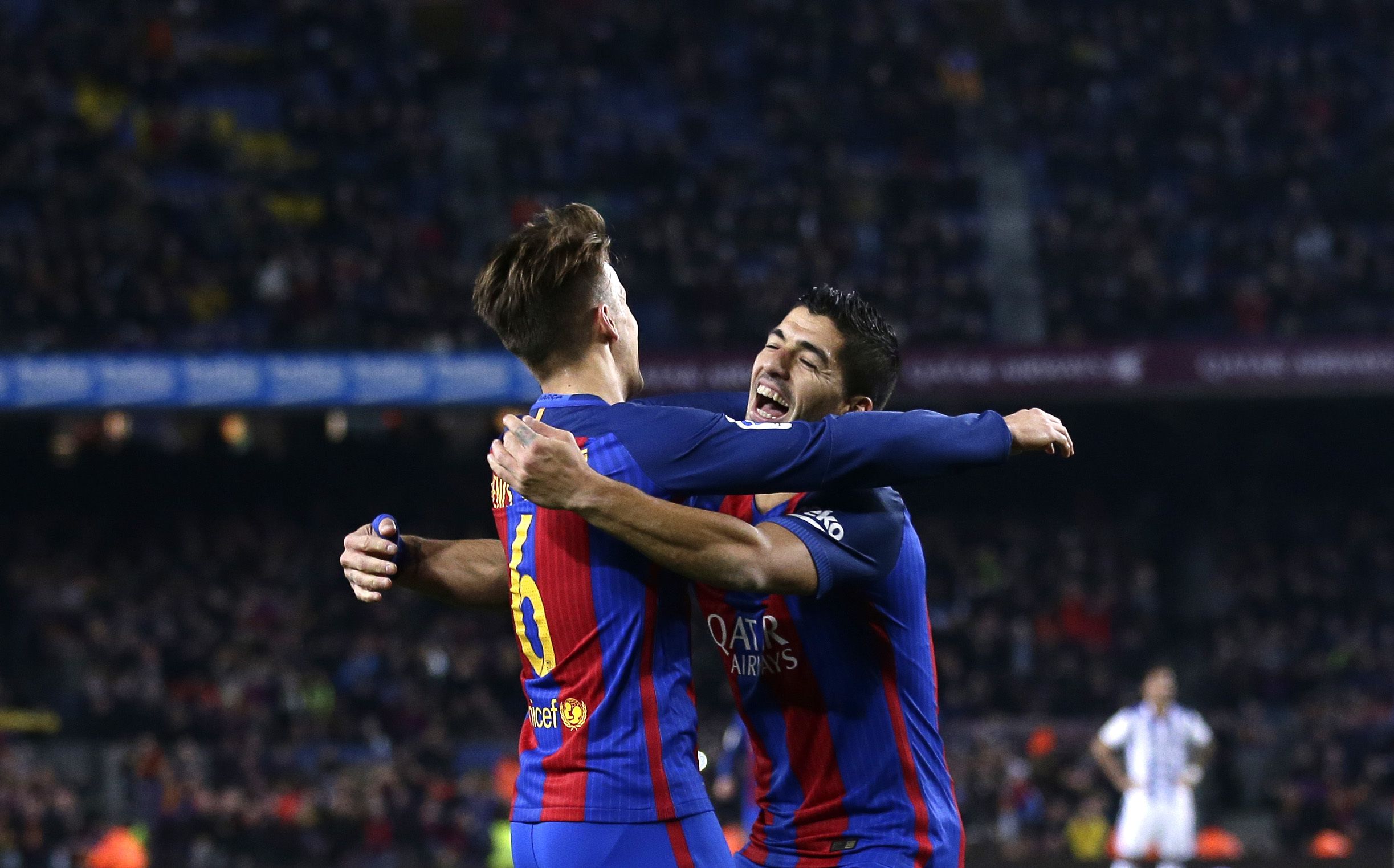 Festejan los Suárez. AP