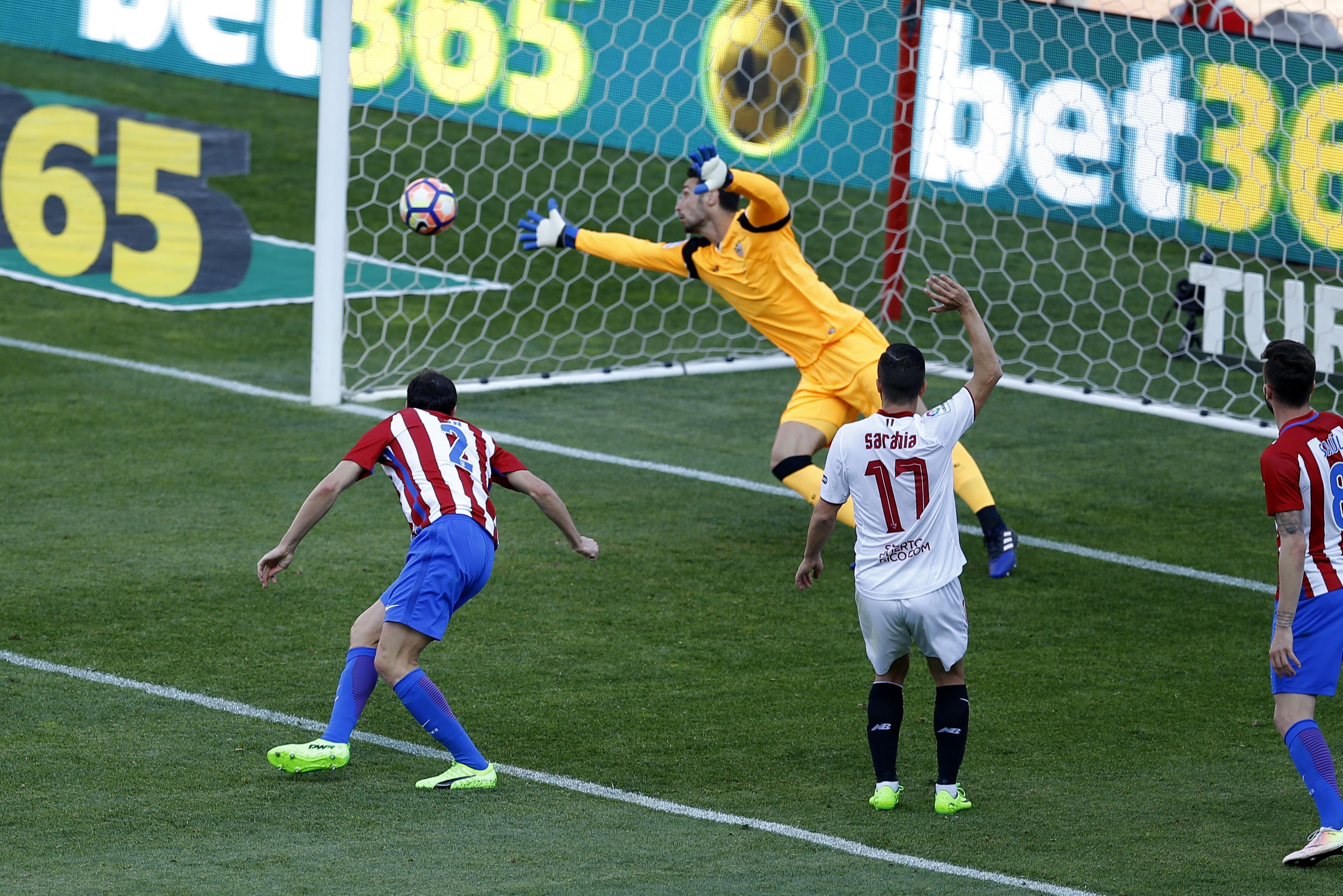 Godín cabecea al gol.