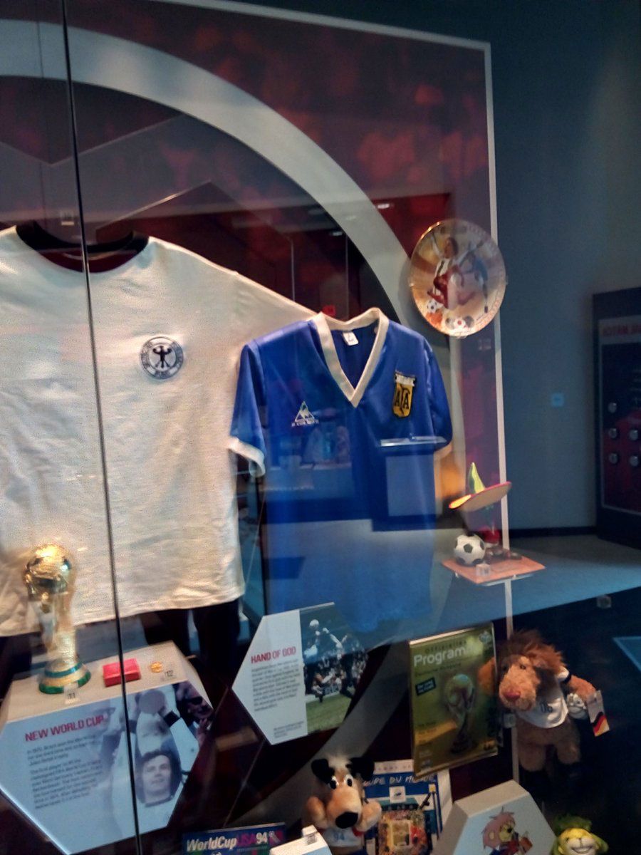 La camiseta de Maradona del 22 de junio de 1986 en el museo de Manchester al lado de la de Beckembauer de 1974.
