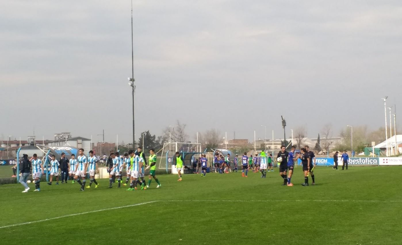 Godoy Cruz, de fondo, celebra la&nbsp; victoria ante Racing.