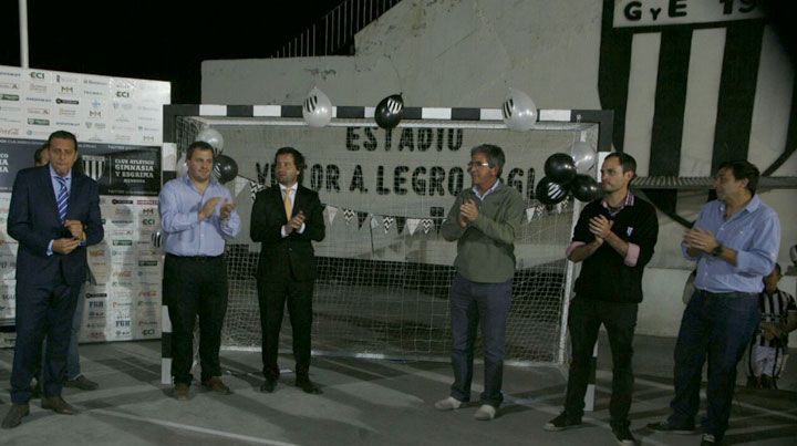 El presidente Fernando Porreta junto a otros dirigentes y al subsecretario de Deportes, Federico Chiapetta, llevaron adelante el acto de inauguración. (Fotos Fernando Martínez/UNO).