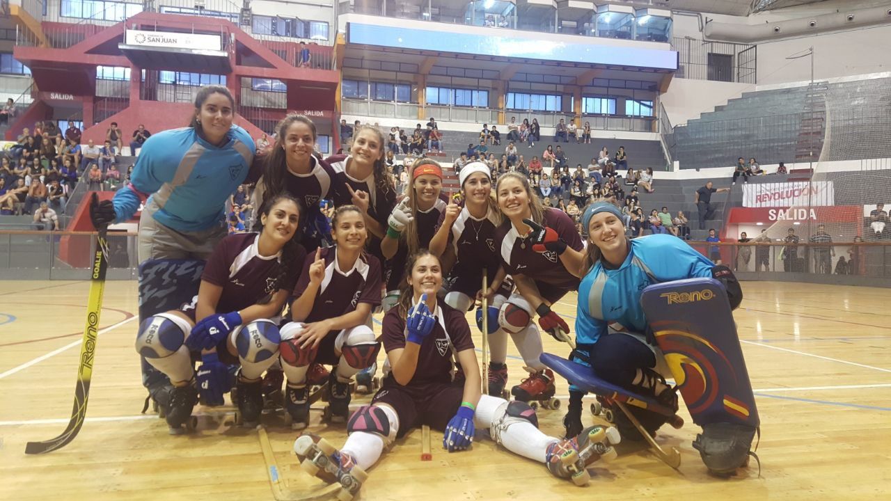 Estas son las chicas del sub 20 de Mendoza que se adjudicaron el Argentino en San Juan.&nbsp; &nbsp;
