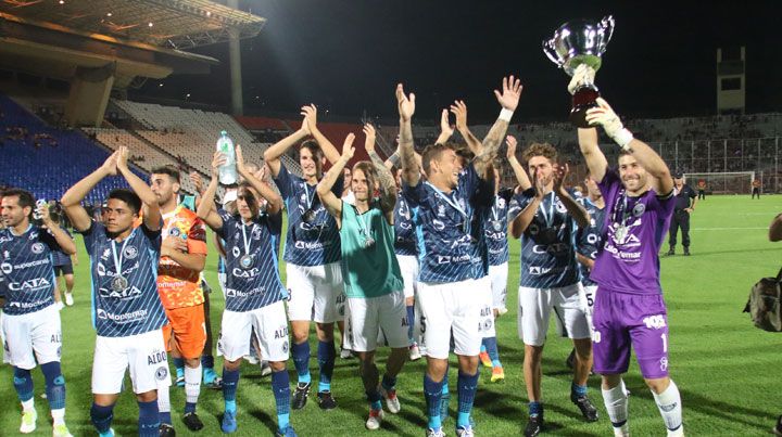 La Copa en alto. El capitán Aracena y sus compañeros saludan a los hinchas de la Lepra. (Nicolás Galuya/UNO).
