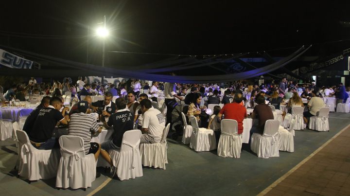 Noche en el Parque. Unos 400 leprosos disfrutaron de la cena en el club. (Nicolás Galuya/UNO).