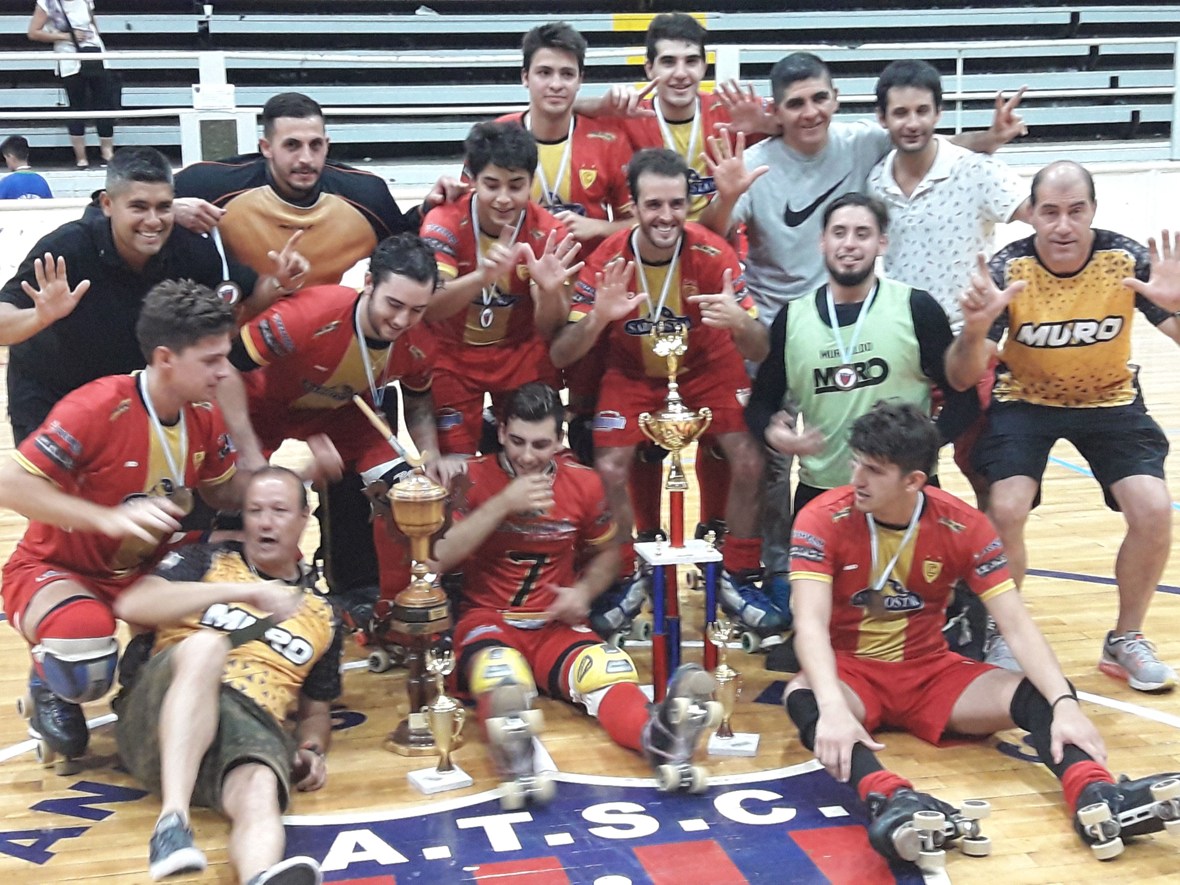 Murialdo, campeón vendimial. Los Canarios muestran el número 7, que es la cantidad de títulos locales que tienen.