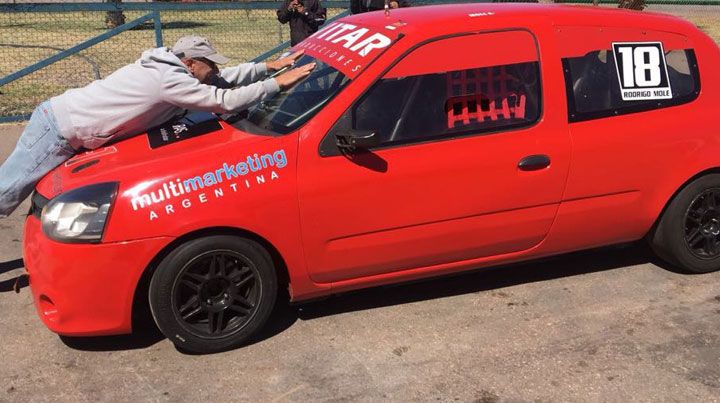 Una locura.&nbsp; Molé padre festeja acostado, y con gran emoción, sobre el capot del Clio de su hijo.