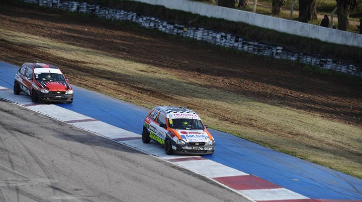 A fondo. El Corsa de Danilo Gil en la punta de la carrera. (Gentileza).