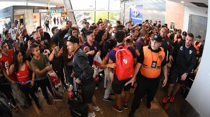 Una multitud despidió a River, que viajó a Porto Alegre ...