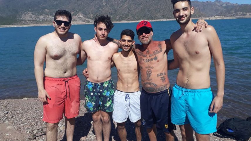 El Lobo Cordone junto a amigos