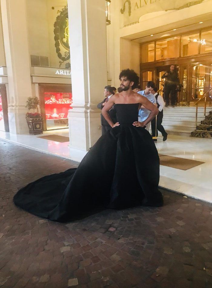 De vestido largo y tacones azules: el look de Gabo