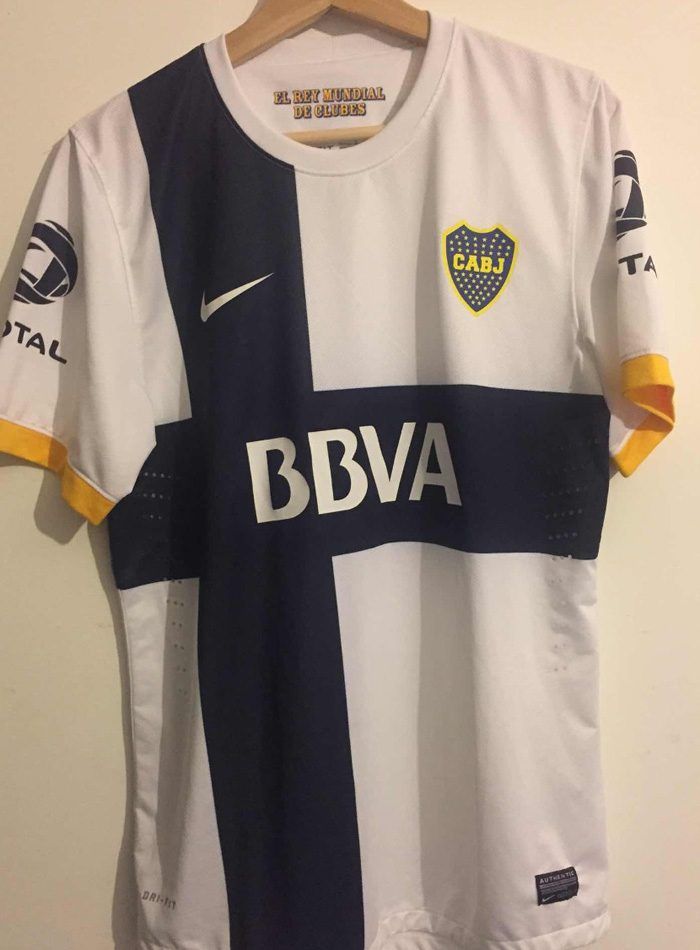 camiseta de boca negra y dorada