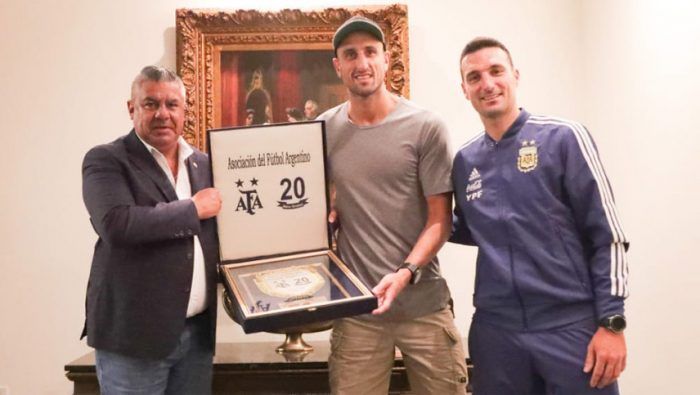 El seleccionado argentino de fútbol recibió la visita de Manu Ginóbili