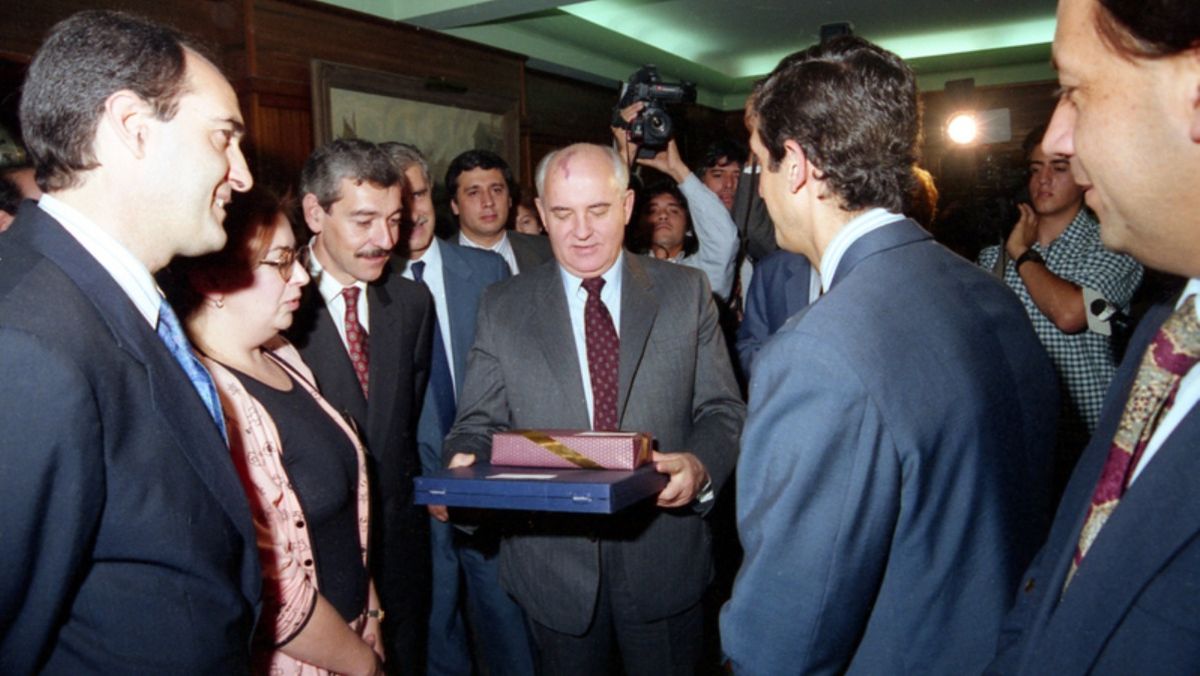 Gorbachov con autoridades provinciales, entre ellas el