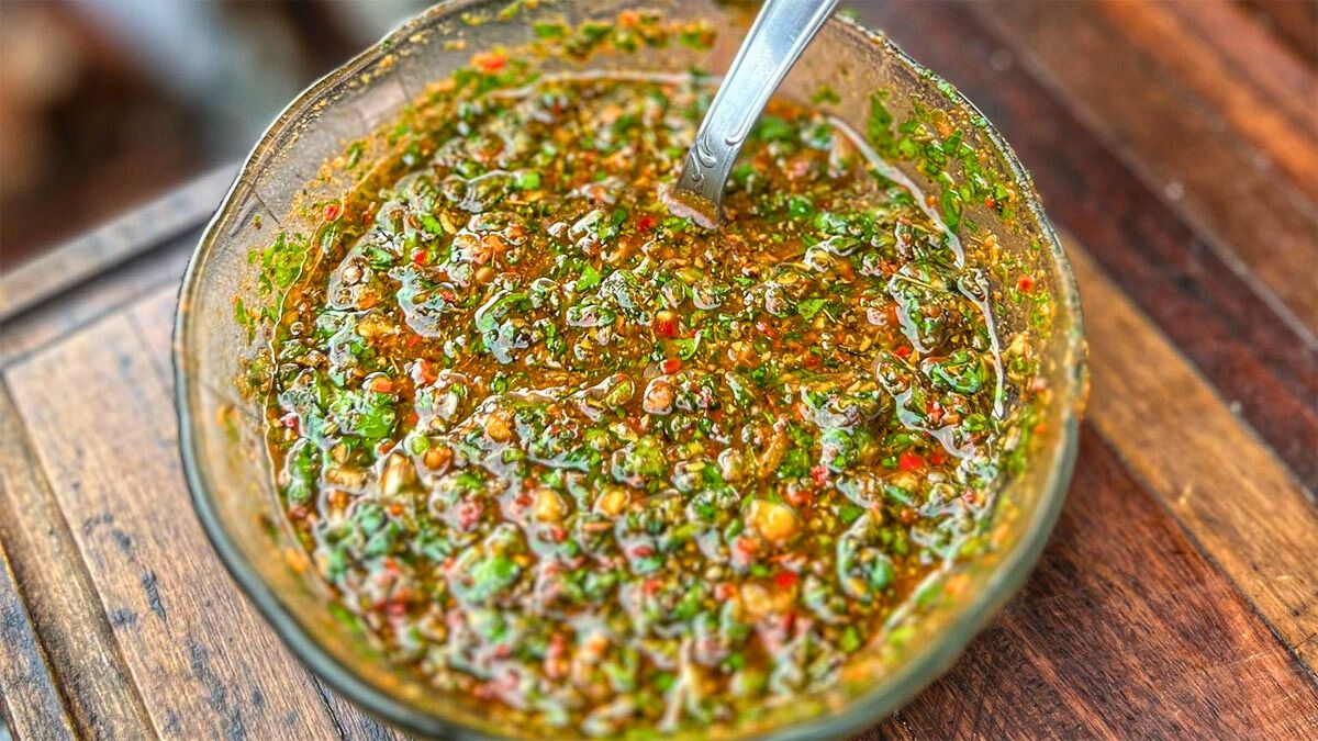Esta clásica receta de chimichurri es una verdadera delicia y todo el mundo debería probarla. Foto: gentileza El club del asado.