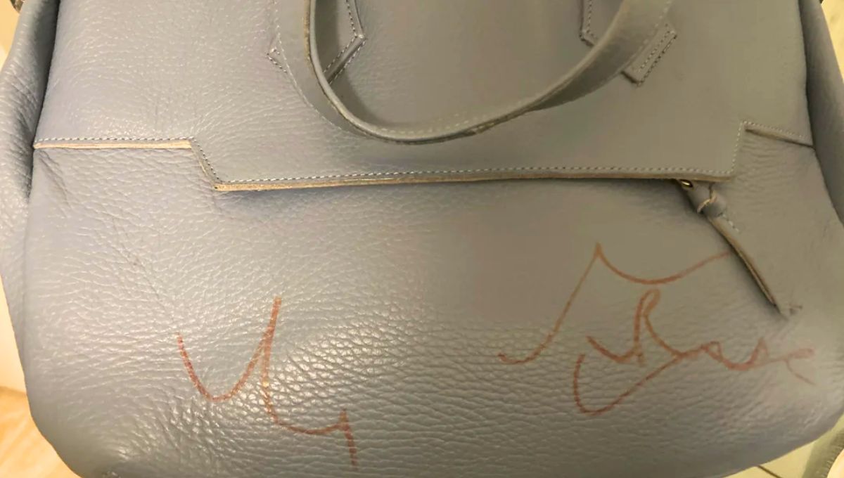 Aquí vemos un bolso manchado con marcador permanente Aquí vemos un bolso manchado con marcador permanente