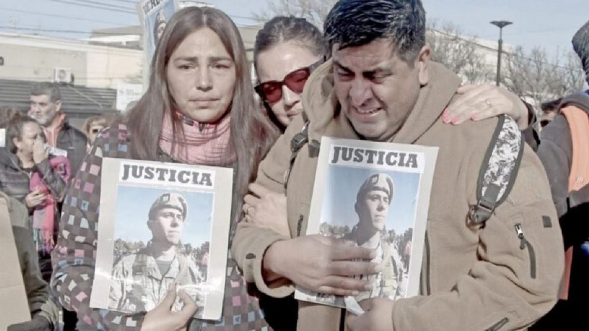 Los padres del Soldado Pablo Jesús Córdoba, muerto mientras hacía guardia en un cuartel de Zapala, piden que se esclarezca el hecho Los padres del Soldado Pablo Jesús Córdoba, muerto mientras hacía guardia en un cuartel de Zapala, piden que se esclarezca el hecho
