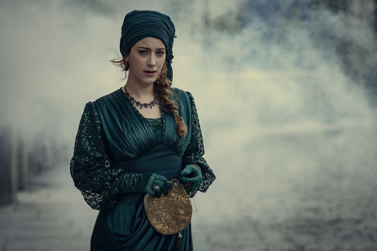 Medianoche en el Pera Palace es un drama turco d época que está protagonizado por Hazal Kaya. Medianoche en el Pera Palace es un drama turco d época que está protagonizado por Hazal Kaya.
