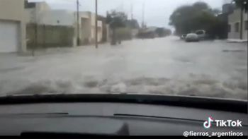 El agua le tapaba el capó, pero llegó a destino y lo colgó en TikTok: 
