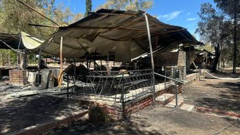 Incendio en El Carrizal: se quemaron 21 cabañas en el camping y el seguro no cubre los daños Incendio en El Carrizal: se quemaron 21 cabañas en el camping y el seguro no cubre los daños