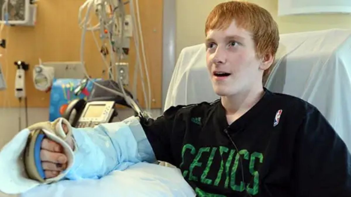 Al niño debieron reconstruirle el brazo tras el ataque del tiburón. Al niño debieron reconstruirle el brazo tras el ataque del tiburón.