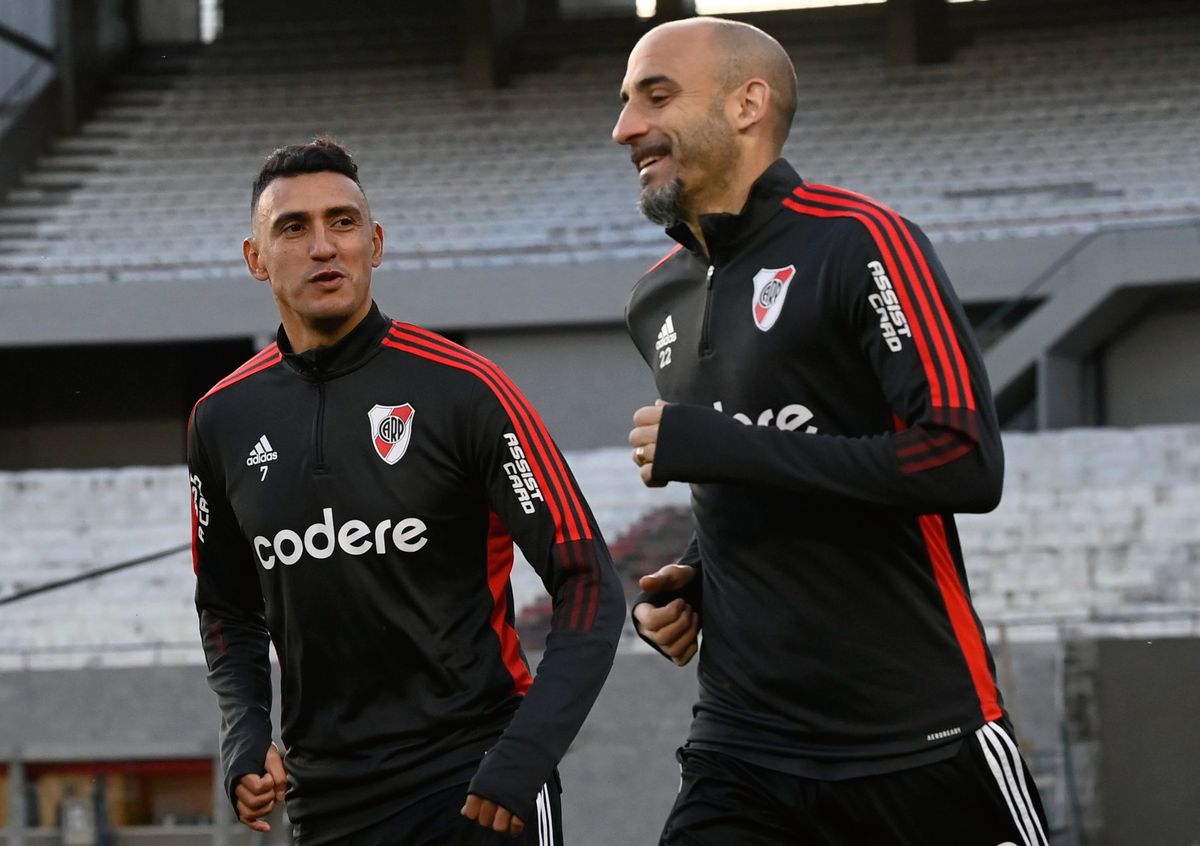 Suárez y Pinola, dos referentes del plantel de River Plate que recibirá a Talleres