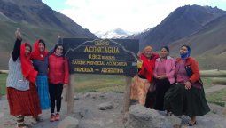 Las cholitas de Bolivia iniciaron el ascenso al Aconcagua