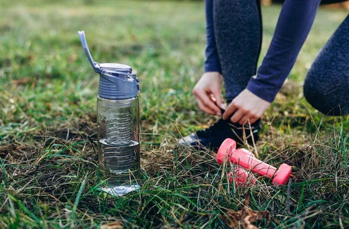 El problema con las botellas de plástico ploteadas es que no se ve su interior; las transparentes permiten ver si se genera suciedad. El problema con las botellas de plástico ploteadas es que no se ve su interior; las transparentes permiten ver si se genera suciedad.