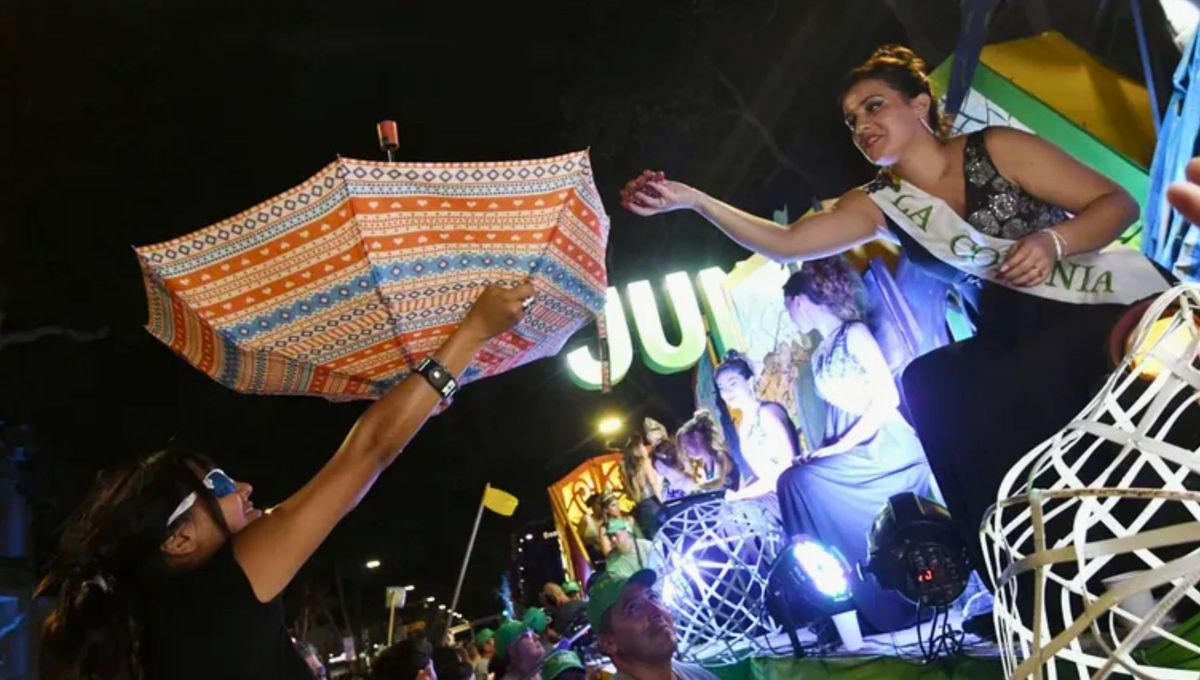 Hasta un paraguas puede ser opción para recoger todo lo que las reinas obsequian al público en la Vía Blanca. Hasta un paraguas puede ser opción para recoger todo lo que las reinas obsequian al público en la Vía Blanca.