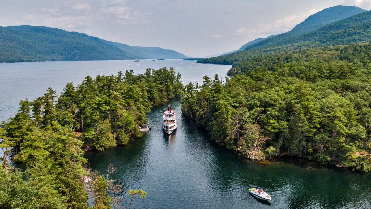 Lake George es uno de los lagos más impactantes de Estados Unidos. Lake George es uno de los lagos más impactantes de Estados Unidos.