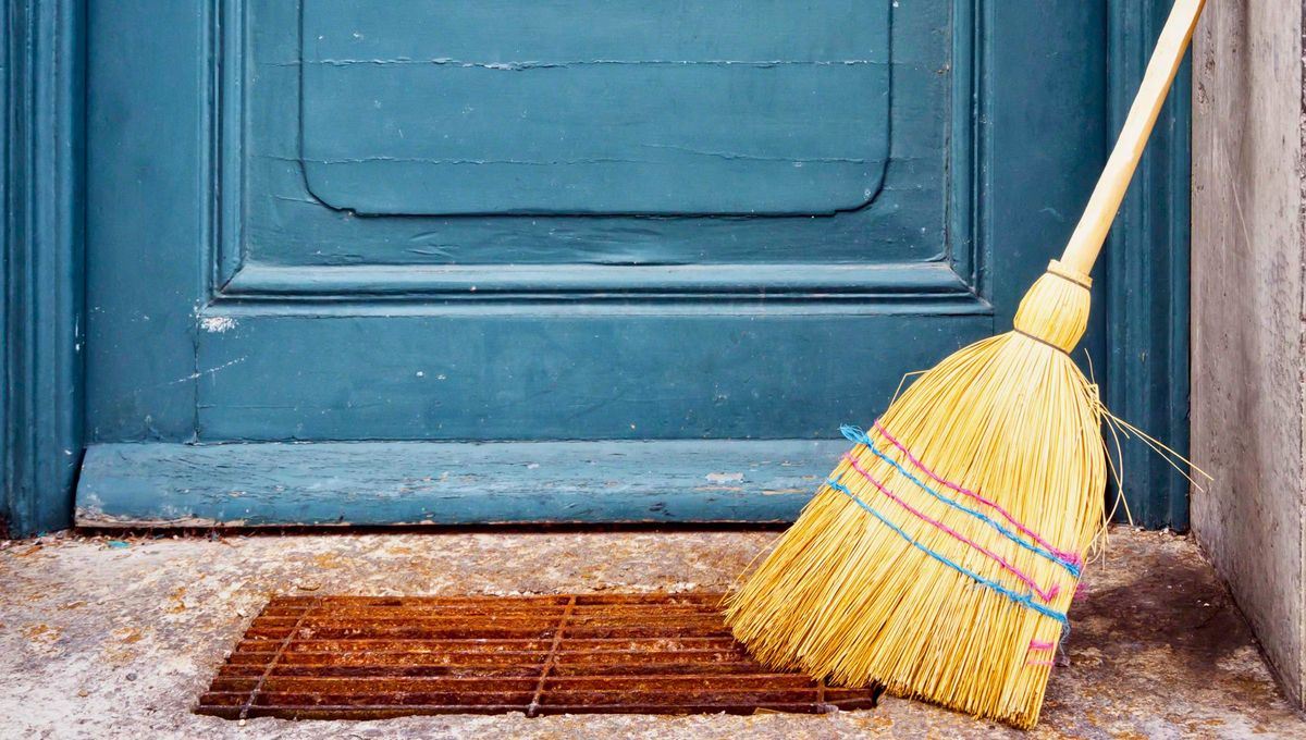 La escoba es un arma muy poderosa para cuidar tu hogar contra todo mal La escoba es un arma muy poderosa para cuidar tu hogar contra todo mal