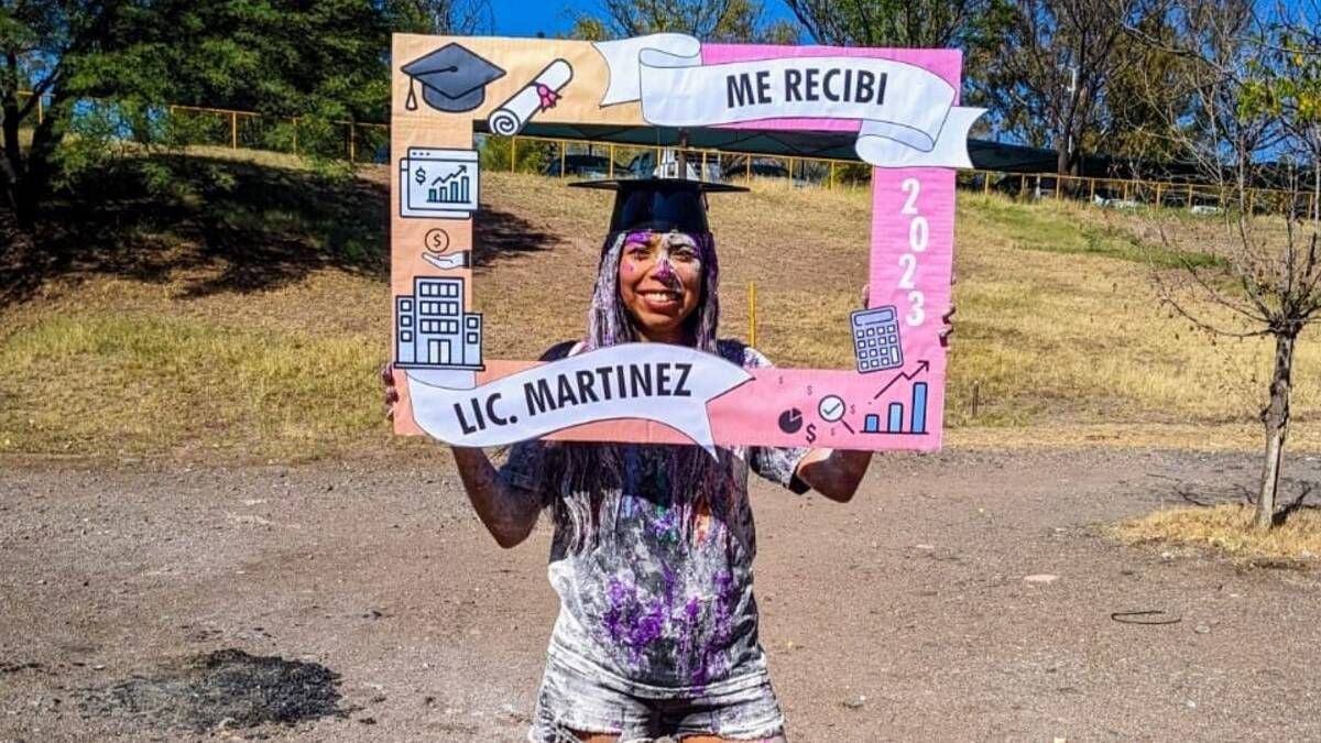 En la UNCuyo Macarena se recibió de licenciada en Administración. Allí mismo trabaja en el área de Finanzas. En la UNCuyo Macarena se recibió de licenciada en Administración. Allí mismo trabaja en el área de Finanzas.