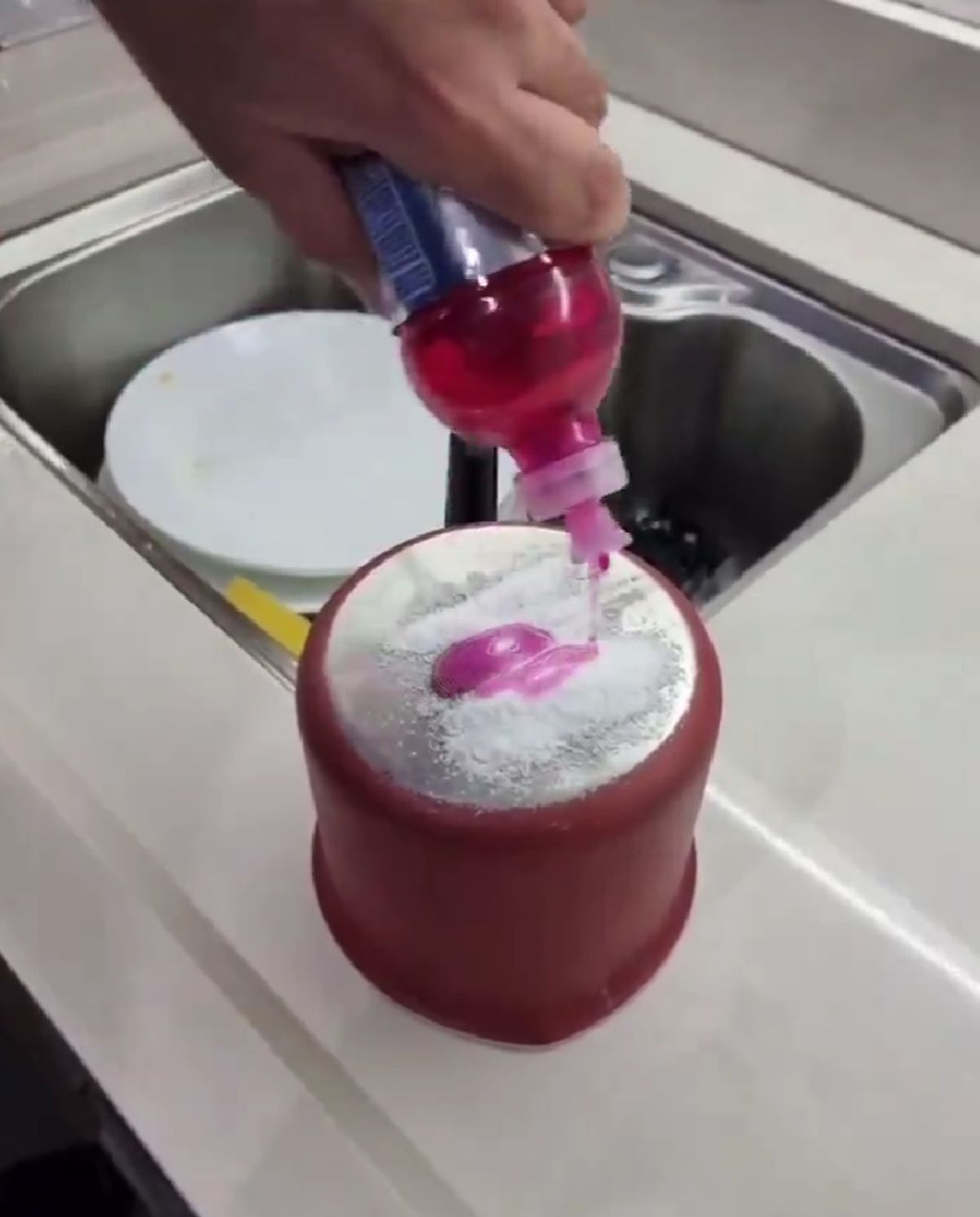 Detergente y sal gruesa es todo lo que necesitas para limpiar tus ollas. Detergente y sal gruesa es todo lo que necesitas para limpiar tus ollas.