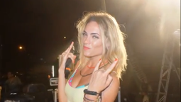 Emilia Attías se suma al pareo taparrabos XS y paraliza Mendoza con su look al ras