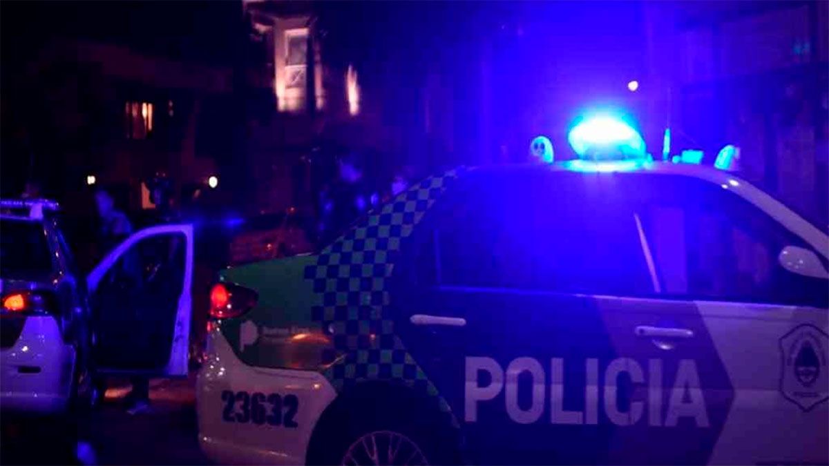 La víctima, identificada como Soledad Schneider, estaba junto a su pareja, con la que trabajaba como vendedores ambulantes, y sus hijos.