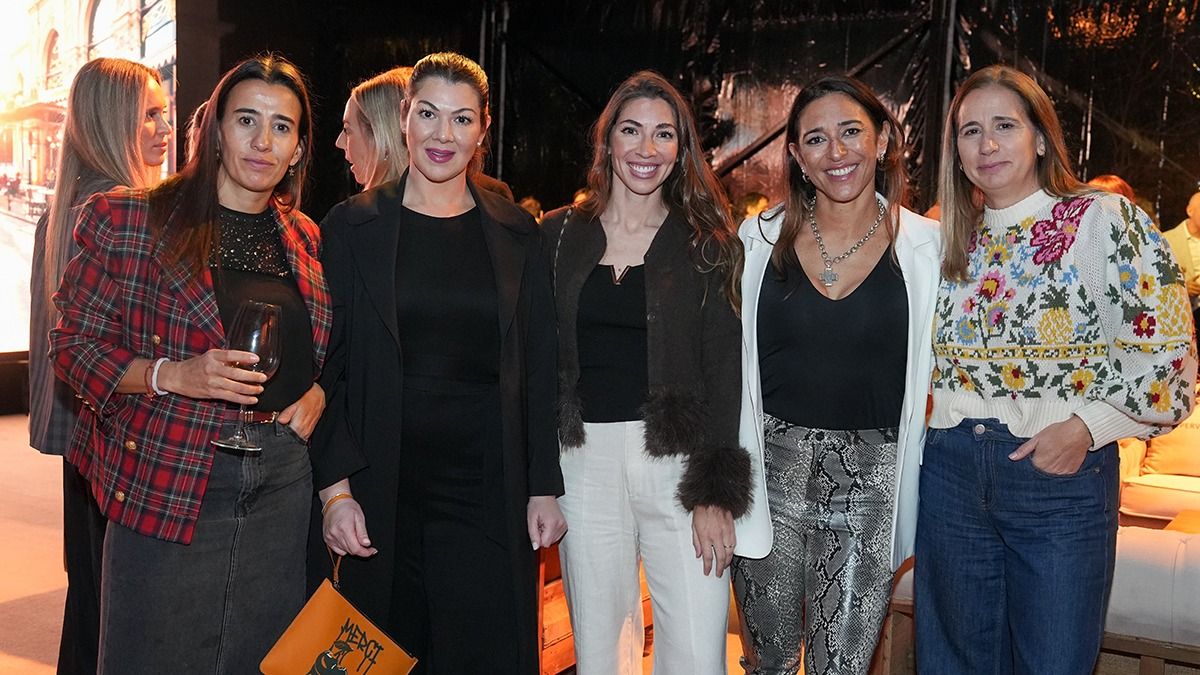 Encuentro de amigas y charlas sobre próximos viajes: Magdalena Alba, Marisel Millán, Macarena Millán, Fernanda Freixas y Agustina Alba. Encuentro de amigas y charlas sobre próximos viajes: Magdalena Alba, Marisel Millán, Macarena Millán, Fernanda Freixas y Agustina Alba.