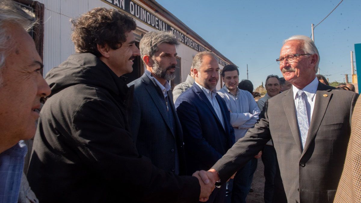 El senador nacional Alfredo Cornejo, el secretario de Servicios Públicos Natalio Mema, el intendente de la Ciudad de Mendoza Ulpiano Suarez y su colega de Maipú Matías Stevanato saludando a los funcionarios estadounidenses.