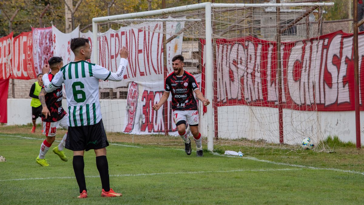 Javier Peñaloza marcó el primer gol ante Estudiantes de San Luis en el General San Martín Javier Peñaloza marcó el primer gol ante Estudiantes de San Luis en el General San Martín