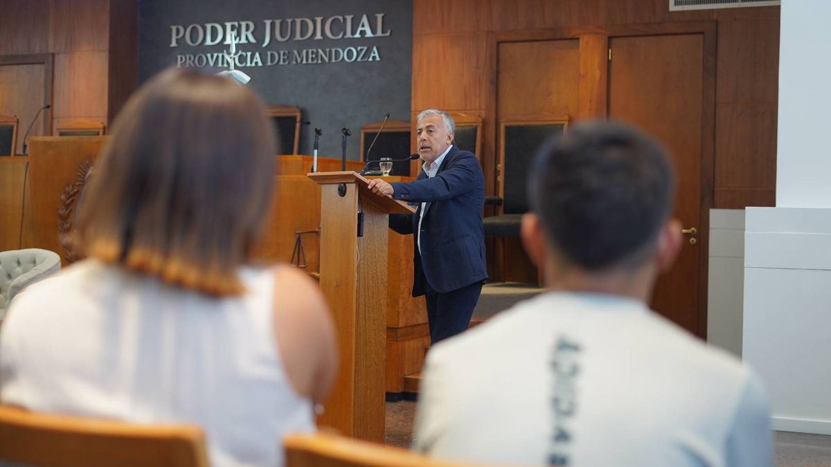 Alfredo Cornejo dio a conocer este viernes el cambio en el sistema de adopciones en Mendoza. Alfredo Cornejo dio a conocer este viernes el cambio en el sistema de adopciones en Mendoza.