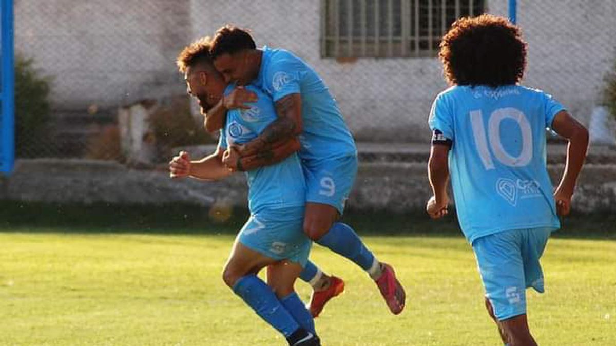 Javier Peñaloza festeja el segundo gol de Gutiérrez.