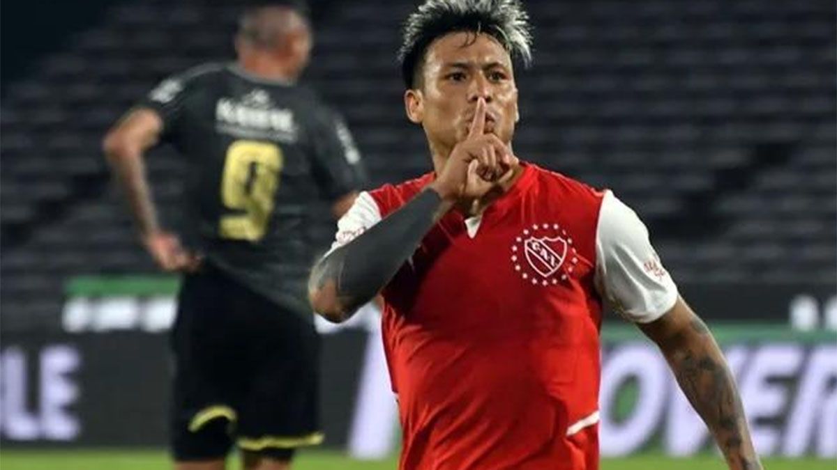 Domingo Blanco hizo un polémico gesto ante la hinchada de Independiente.