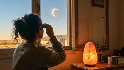 Imagen creada con Inteligencia Artifical sobre usar la lámpara de sal durante el eclipse solar.