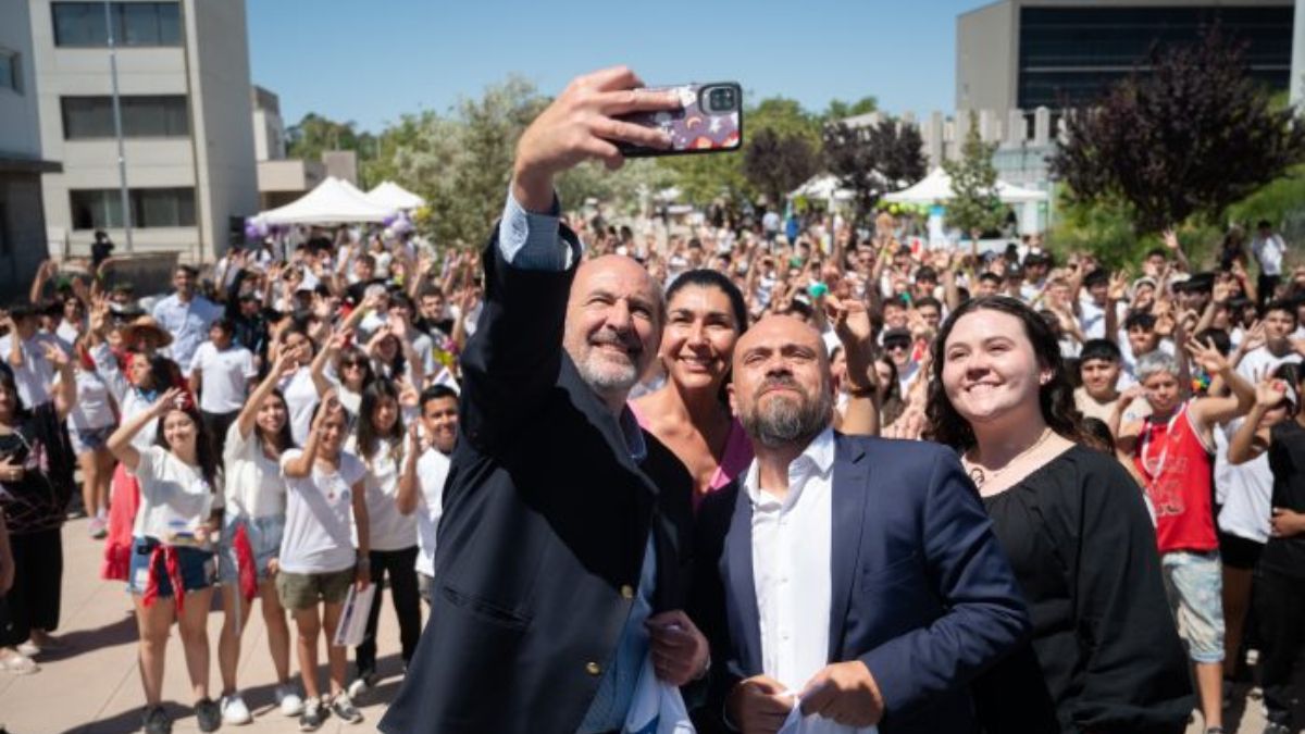El ministro de Producción, Rodolfo Vargas Arizu, con los estudiantes. El ministro de Producción, Rodolfo Vargas Arizu, con los estudiantes.
