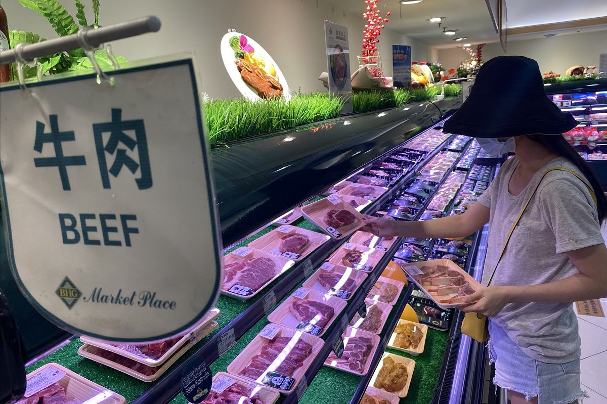 Una cliente selecciona carne vacuna en un supermercado en Beijing. WANG ZHUANGFEI / CHINA DAILY  