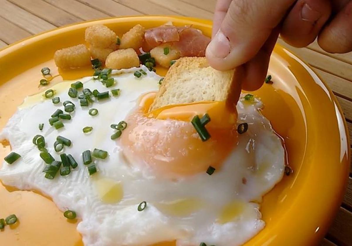 Huevo frito. El huevo frito es uno de los alimentos más ricos pero hay que tener moderación cuando se lo consume. Huevo frito. El huevo frito es uno de los alimentos más ricos pero hay que tener moderación cuando se lo consume.