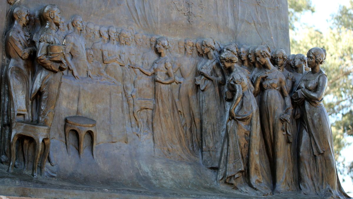 Las damas de la sociedad donando sus joyas. Foto: Fernando Martínez.