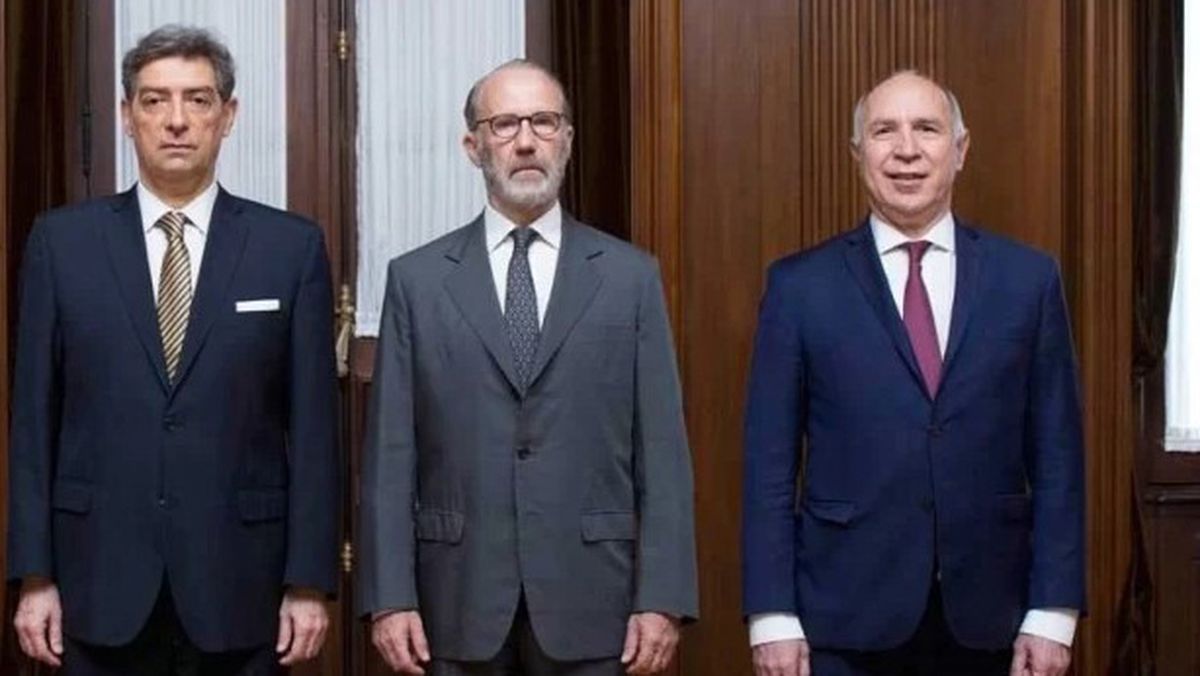 La Corte nacional integrada por Rosenkrantz, Rosatti y Lorenzetti decidirá la extradición de los rugbiers pero la última palabra la tendrá el Poder Ejecutivo nacional.  La Corte nacional integrada por Rosenkrantz, Rosatti y Lorenzetti decidirá la extradición de los rugbiers pero la última palabra la tendrá el Poder Ejecutivo nacional.