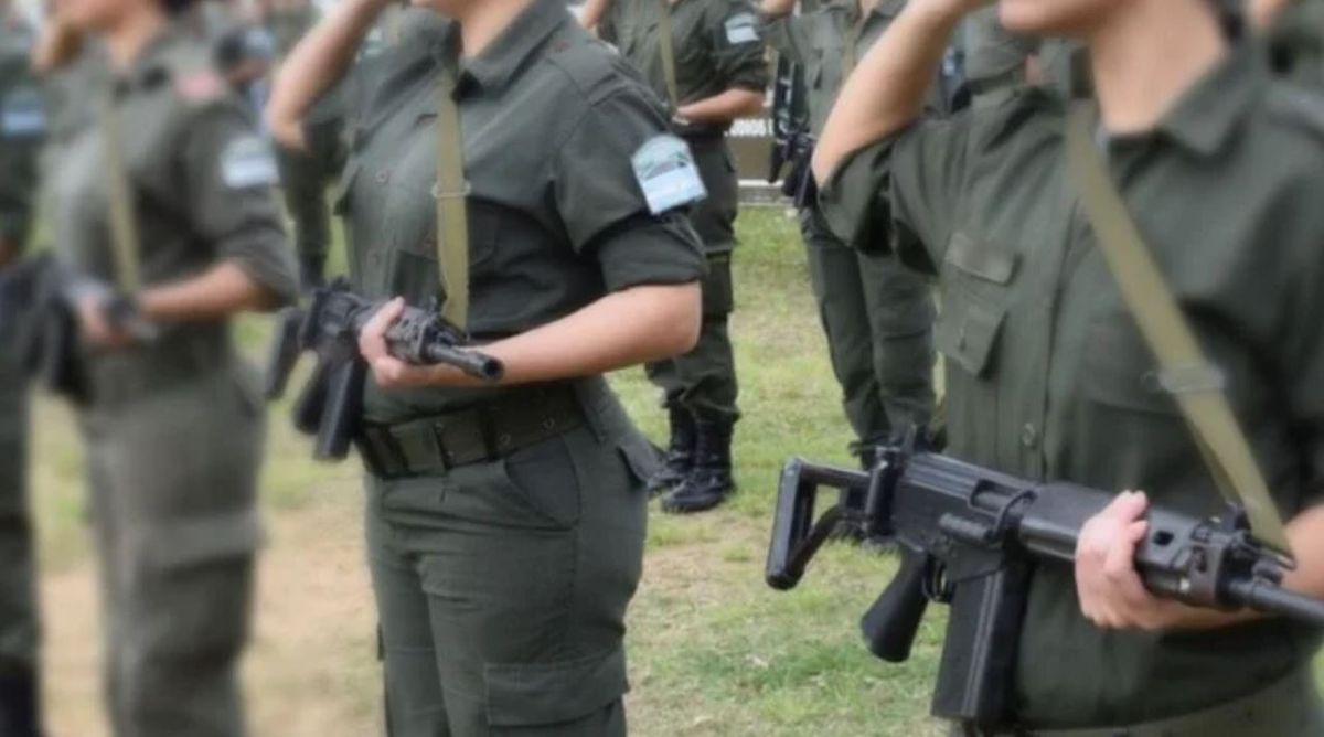 Un gendarme está acusado de hacer desnudar a aspirantes mujeres.