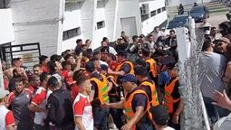 Incidentes entre el plantel de Deportivo Morón e hinchas de Gimnasia y Esgrima