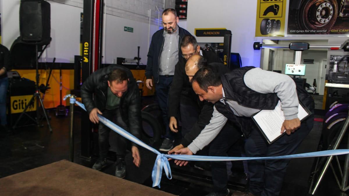 La marca de gomas inauguró en Mendoza su primera tienda de venta y servicios del país. La marca de gomas inauguró en Mendoza su primera tienda de venta y servicios del país.